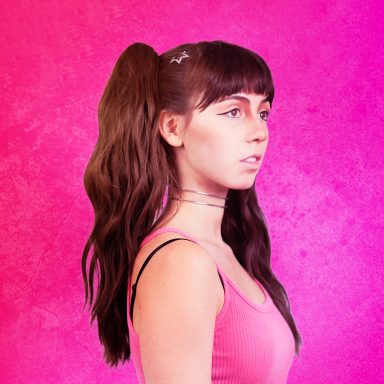 JUNG HÜBSCH UND WEIß